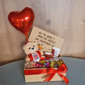 Caixa Eu te amo com chocolates e pelúcia