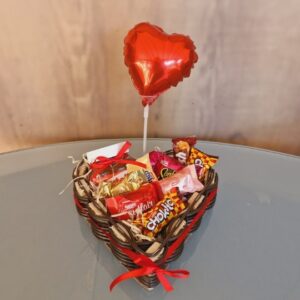 Cesta Coração com chocolates