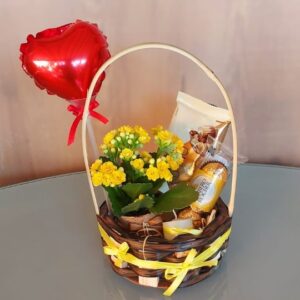 Cesta com chocolates e flores