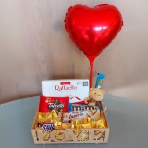 Cesta com chocolates e ursinho
