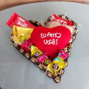 Cesta em formato de coração com pelúcia
